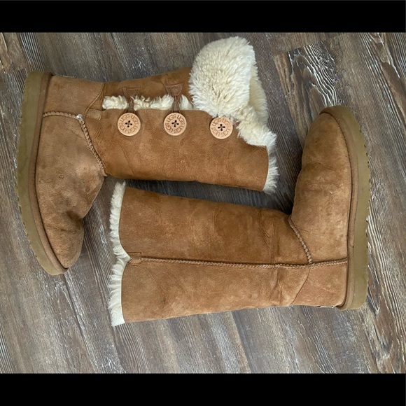 Ugg Bailey Button gently used boots - Picture 2 of 4